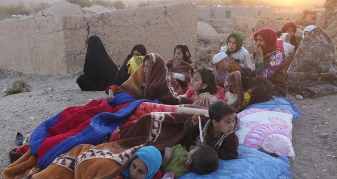 Những người bị ảnh hưởng trong trận động đất ở tỉnh Herat - Afghanistan hôm 7-10 Ảnh: Tân Hoa Xã