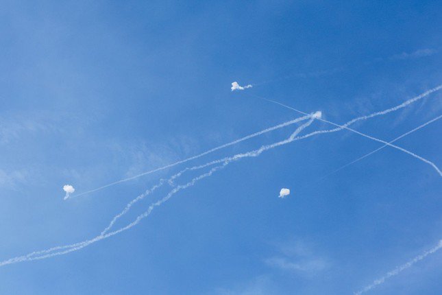 Hệ thống Vòm Sắt hoạt động liên tục ở
Israel. Ảnh: Reuters
