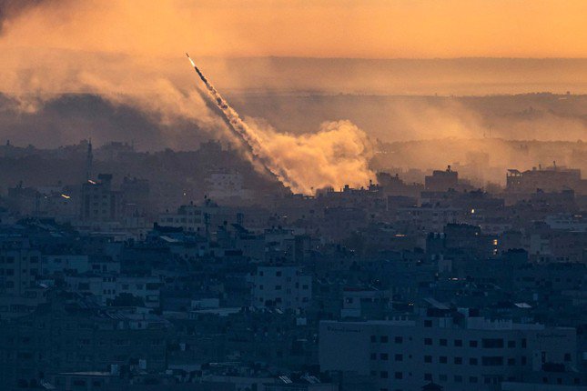 Rocket được phóng từ Dải Gaza vào
Israel. Ảnh: AP