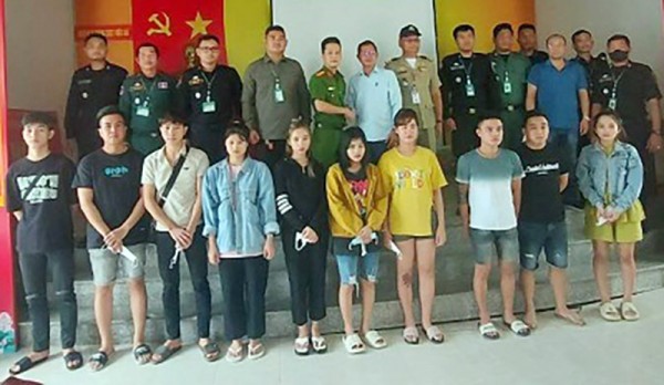 Cảnh sát Campuchia phối hợp bắt giữ, bàn giao các đối tượng hoạt động lừa đảo qua mạng cho Cảnh sát Việt Nam.