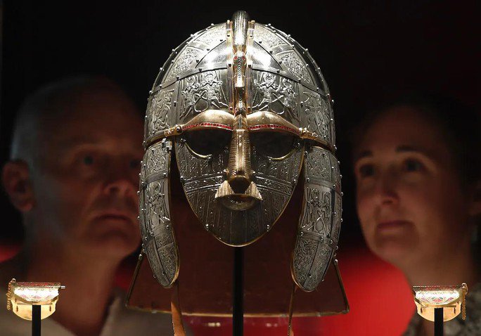 Nón sắt của một chiến binh Anglo-Saxon được trưng bày trong bảo tàng. Đôi khi nó được tìm thấy trong mộ có hài cốt nữ - Ảnh: AP