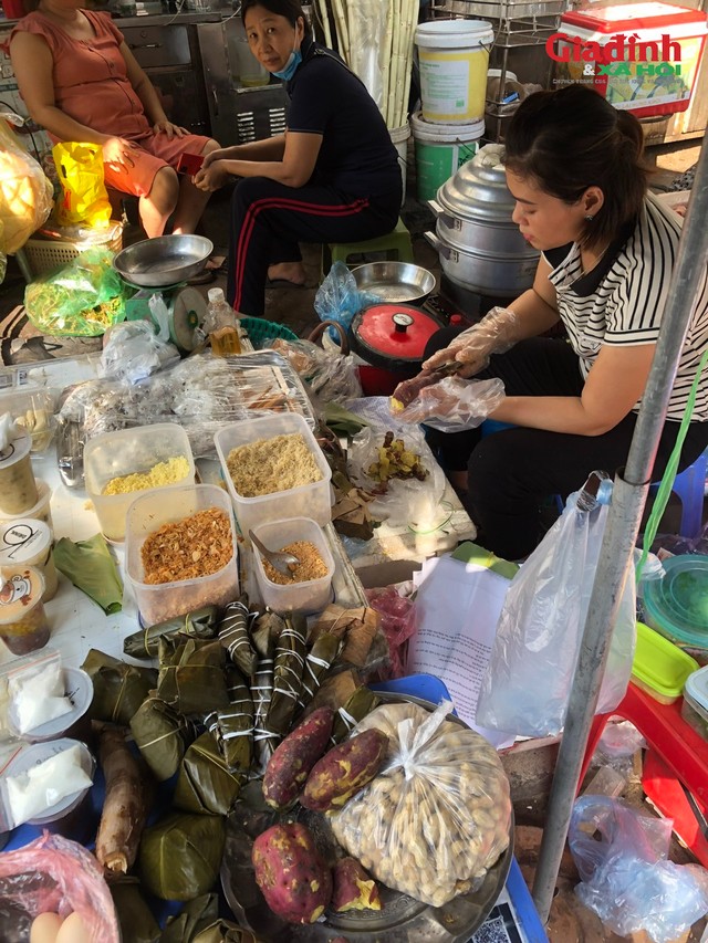 Mỗi ngày vượt 50km đến Hà Nội để bán xôi, chị Thắm ở Hưng Yên thu "đều như vắt tranh" ít nhất 300.000 đồng để cùng chồng nuôi con nhỏ.