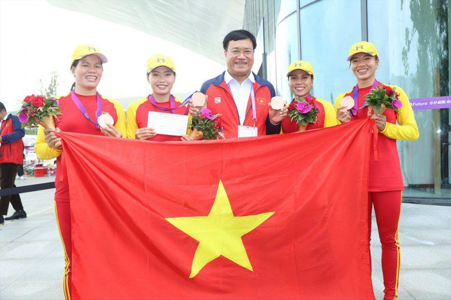Trưởng đoàn Đặng Hà Việt trao thưởng nóng cho đội đua thuyền nữ giành huy chương đầu tiên tại Asiad 19. Ảnh: Lượng Bùi