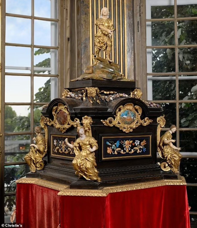 Theo tờ Daily Mail, một bộ sưu tập báu vật lớn của gia tộc Rothschild giàu có bậc nhất thế giới lần đầu tiên sẽ được bán đấu giá ở Bắc Mỹ và có thể thu về số tiền đáng kinh ngạc 30 triệu USD (tương đương 731 tỷ đồng).
