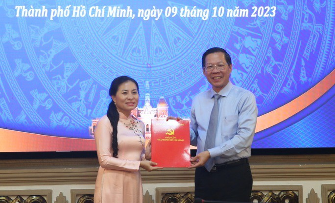 Chủ tịch UBND TP HCM Phan Văn Mãi trao quyết định cho bà Phan Kiều Thanh Hương