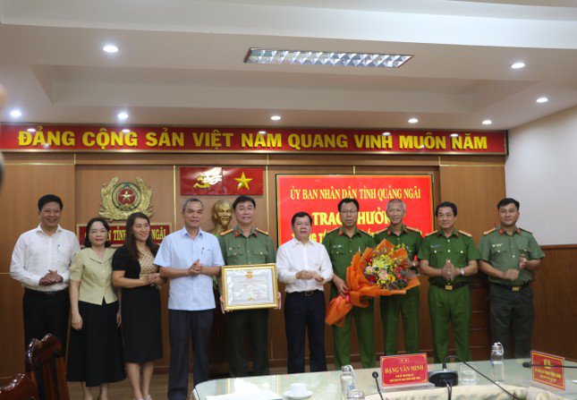 Chủ tịch UBND tỉnh Quảng Ngãi Đặng Văn Minh trao bằng khen cho Công an tỉnh.