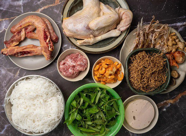 Món bún thang là sự kết hợp của tổng hòa các nguyên liệu (Ảnh minh họa)