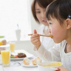 Ngay cả trên bàn ăn, cũng có những hành vi thể hiện đâu là đứa trẻ có chỉ số EQ thấp, tương lai sẽ phát triển không tốt. Ảnh minh hoạ