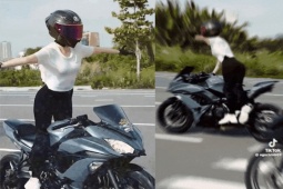 Đời sống Showbiz - Người mẫu Việt "làm xiếc", thả hai tay khi lái xe phân khối lớn gây tranh cãi dữ dội