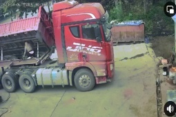 Ô tô - Clip: Pha thoát "chết" trong gang tấc của thợ sửa xe