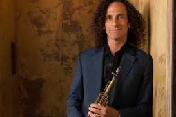 Nhạc - Huyền thoại saxophone Kenny G xúc động khi trở lại Việt Nam biểu diễn