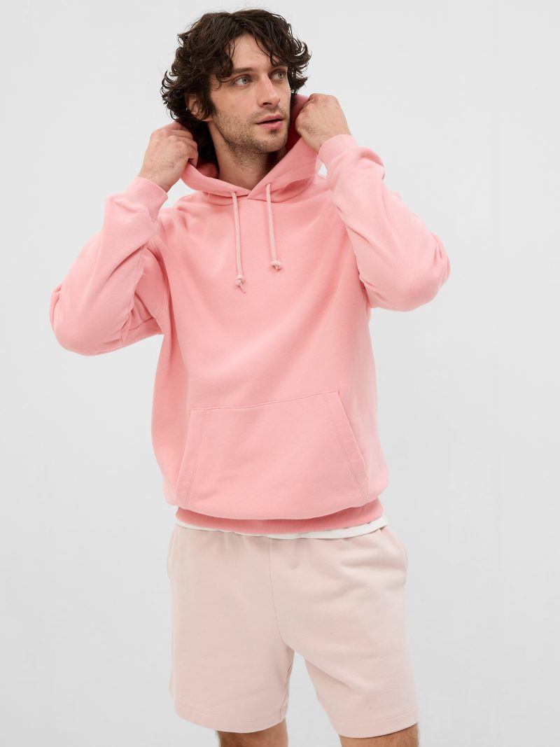 Trở nên thể thao với áo hoodie mềm mại và quần short để có vẻ ngoài thoải mái.