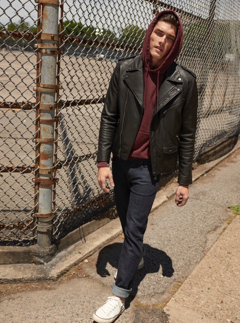 Thêm yếu tố thoải mái cho bộ đồ jeans và áo khoác da cổ điển. 