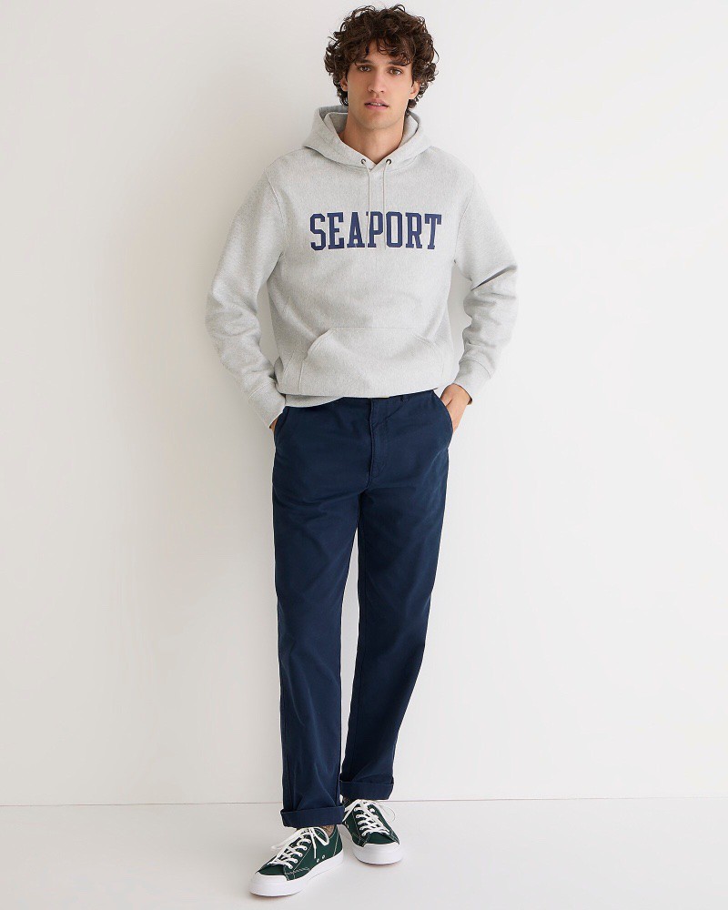 Kết hợp chiếc áo hoodie yêu thích của bạn với một chiếc quần chinos.