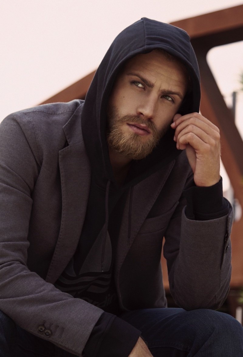 Nâng tầm chiếc áo hoodie của bạn bằng cách bổ sung thêm một chiếc áo khoác thể thao. 