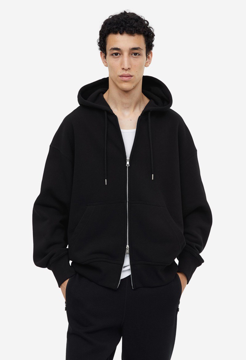 Sự thoải mái và phong cách hòa quyện với chiếc áo hoodie có khóa kéo cỡ lớn vừa vặn này. 