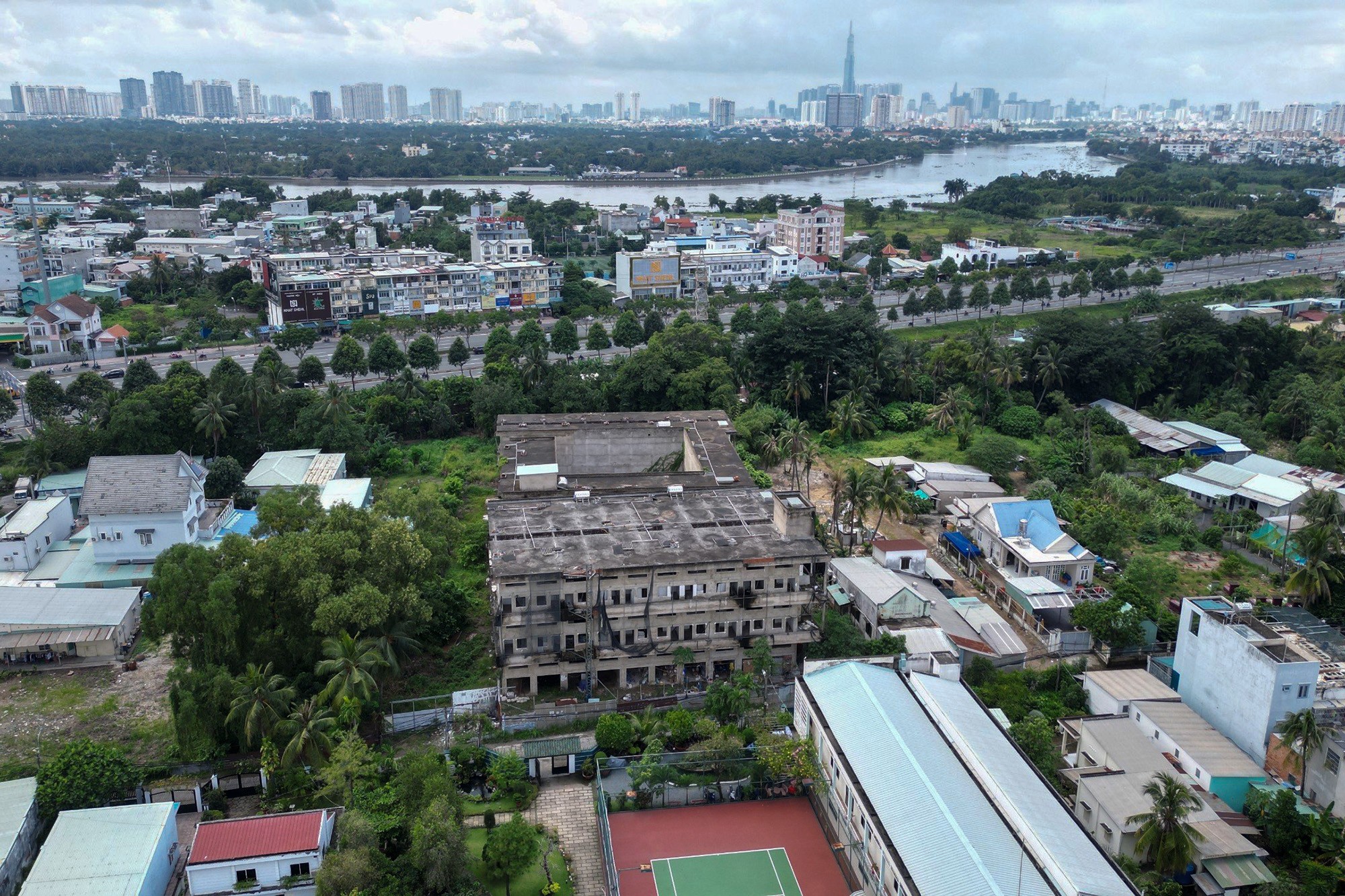 Chung cư mini của Công ty Sài Gòn Hoàng Anh, nằm trên đường số 32, phường Linh Đông, TP Thủ Đức, TP.HCM xây dựng năm 2017, cách trung tâm thành phố khoảng 10km. Dự án hiện là những khối bê tông, mảng tường bị phủ một màu xám xịt nhiều năm qua.