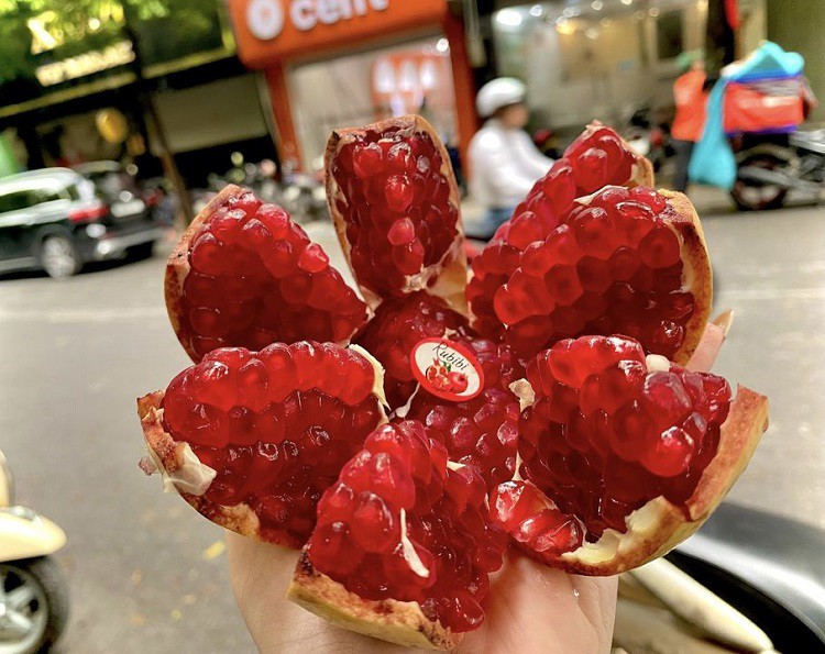 Loại lựu này quả to, vỏ mỏng, tép mọng nước, hạt mềm, được nhiều người yêu thích.