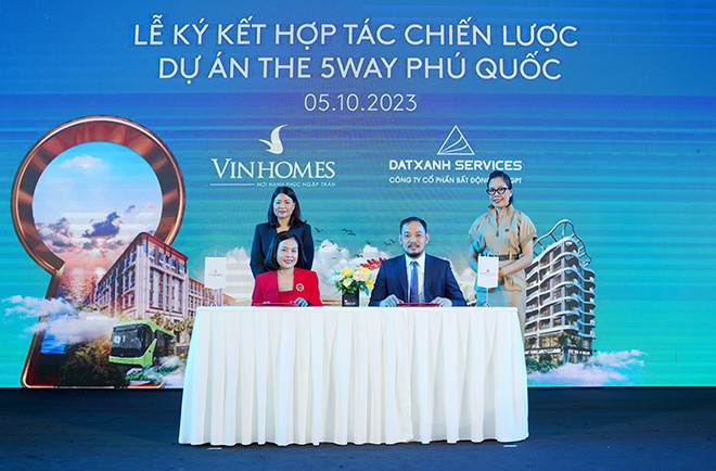 Ông Nguyễn Tấn Vinh – Tổng Giám đốc GPT Land và Bà Hoàng Thị Thùy Vy - Giám đốc Kinh doanh Vùng 6 - Công ty CP Vinhomes, đại diện chủ đầu tư Vinhomes tại lễ ký kết.