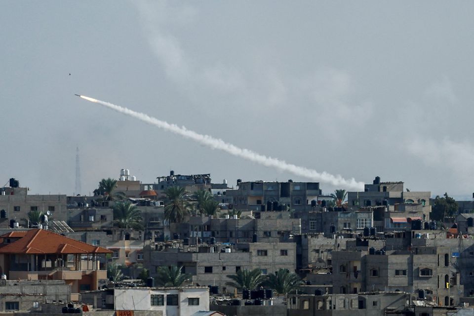 Một quả rocket bắn từ Dải Gaza về phía Israel ngày 7/10. Ảnh: Reuters