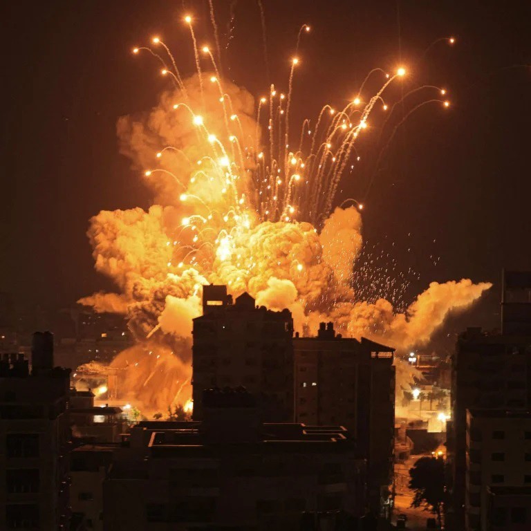 Quân đội Israel không kích Gaza trong đêm (ảnh: CNN)