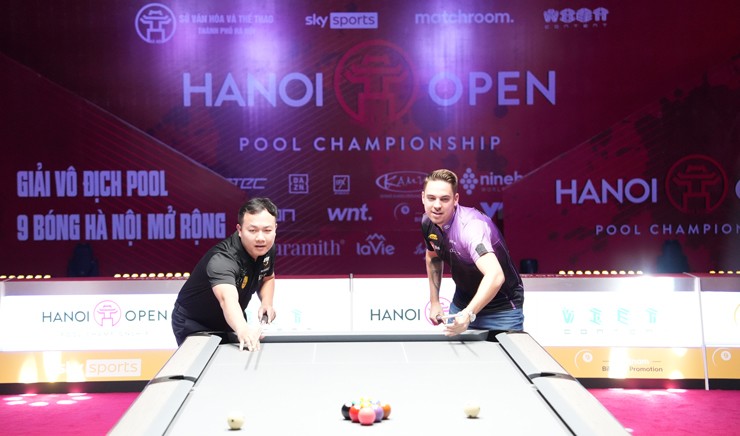 Cơ thủ Việt Nam Nguyễn Anh Tuấn (trái) và nhà vô địch pool 9 bi thế giới 2023 Francisco Sanchez Ruiz (Tây Ban Nha) đi cơ khai màn sự kiện