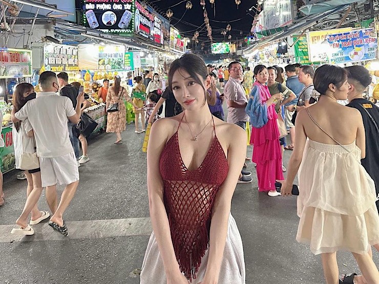 Người mẫu Hàn Quốc Jinuary gây chú ý khi diện set đồ nổi bật khi đi chợ đêm Phú Quốc.
