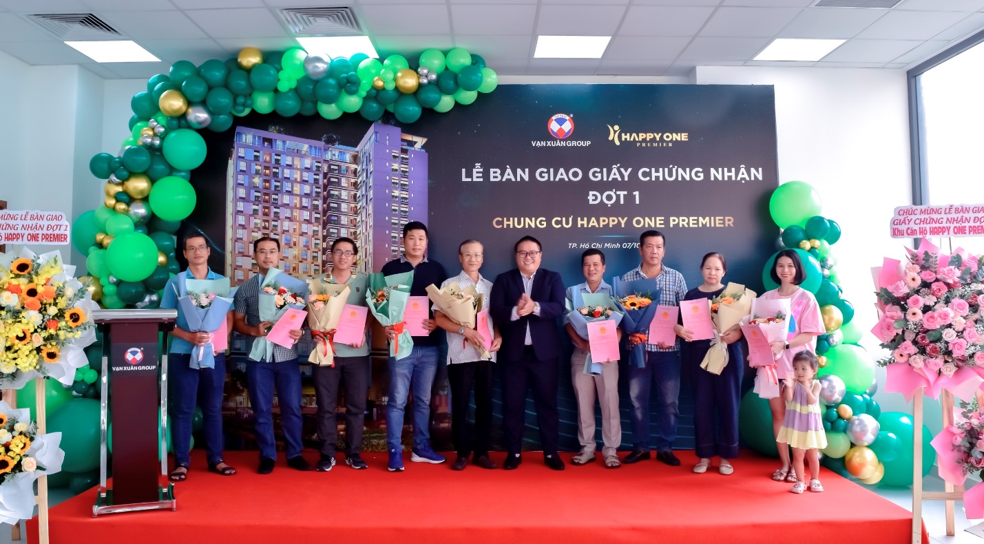 Những cư dân đầu tiên nhận Giấy chứng nhận sở hữu căn hộ Happy One Premier.