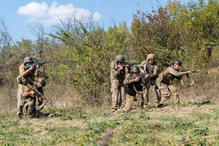 Binh sĩ Ukraine luyện tập kiểm tra địa hình ngày 28/9. Ảnh: Getty Images