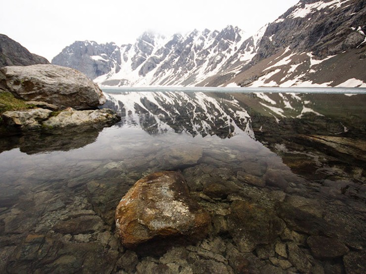 Ala-Kul, Kyrgyzstan: Đây là một hồ nước trên núi ấn tượng ở độ cao 3532m nằm tại vùng núi Tien Shan của Kyrgyzstan. Được bao quanh bởi những đỉnh núi phủ tuyết và được nuôi dưỡng bởi dòng sông băng đẹp như tranh vẽ, nơi đây sẽ là điểm đến du lịch hàng đầu vẫn chưa được biết đến ở quốc gia trung tâm Trung Á này.
