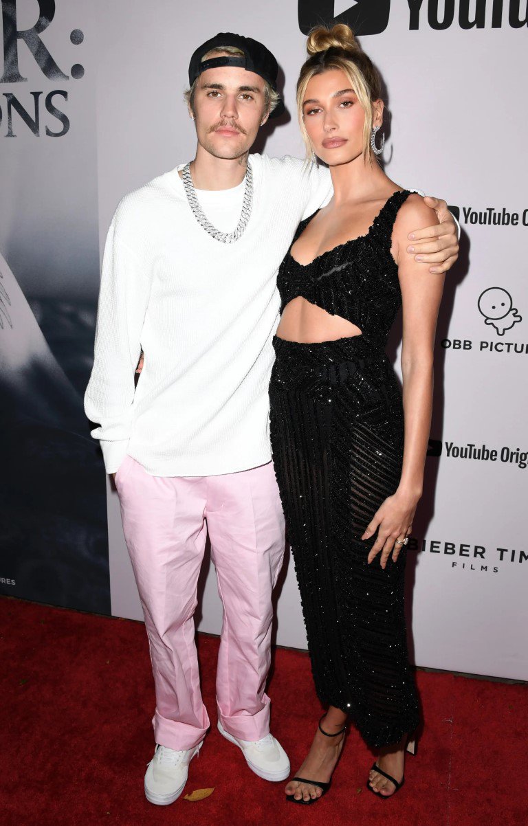 Kiểu dáng này chính là khoảnh khắc tinh túy trên thảm đỏ của Justin và Hailey. Sự khác biệt rõ rệt giữa hai bộ trang phục là điều khiến cặp đôi trở nên mang tính biểu tượng. Giữa chiếc quần màu hồng của Justin và chiếc váy đen quyến rũ của Hailey, đây có thể là khoảnh khắc phong cách yêu thích của chúng ta để mô phỏng Halloween này và sẽ là một bộ trang phục thú vị khi mặc đi chơi.