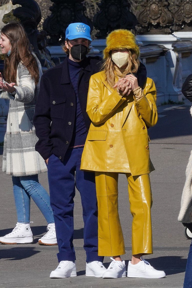 Justin và Hailey được chụp ảnh ở Paris khi đi cạnh nhau trên Pont Alexandre III với trang phục đơn sắc. Khoảnh khắc lãng mạn được ghi lại ở đây có thể khiến bạn phải ngoái nhìn trong dịp Halloween này và ai lại không thích một bộ trang phục có chiếc mũ nổi bật?