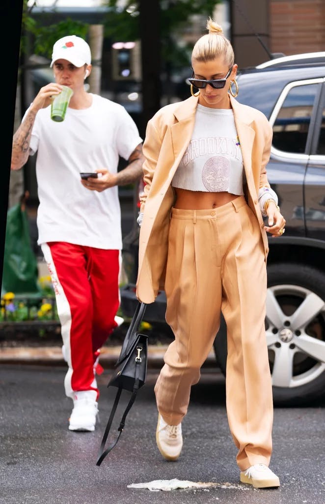 Đây là một hình ảnh đáng nhớ khác của Justin và Hailey, cặp đôi trên đường trở về sau buổi chạy bộ. Justin diện&nbsp;phong cách thể thao giản dị, trong khi Hailey ăn mặc từ đầu đến chân theo phong cách nam tính gần gũi hơn, một lần nữa đặt hai phong cách hoàn toàn khác biệt cạnh nhau. Tất cả những gì cặp đôi này chọn&nbsp;là một bộ áo blazer và quần dài phù hợp, một chiếc quần thể thao màu đỏ thẫm và một ly sinh tố màu xanh lá cây, và thế là Halloween đã sẵn sàng.