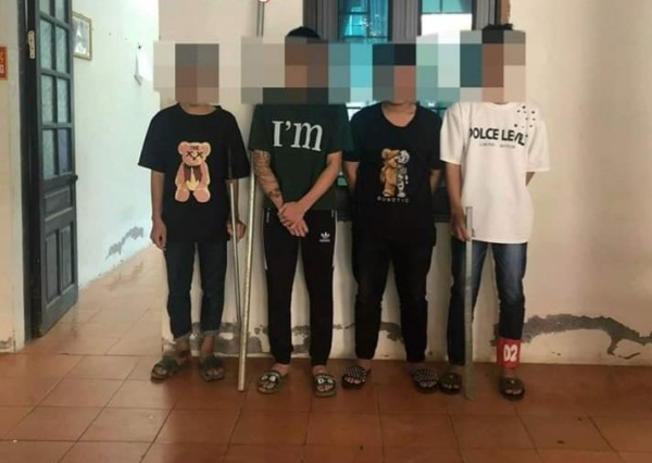 Nhóm thanh thiếu niên chế tạo, mang theo hung khí khi tham gia giao thông.