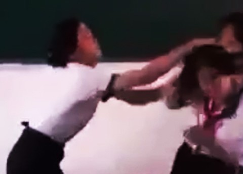 Hình ảnh nữ sinh K. túm tóc đánh bạn học cùng lớp.&nbsp;