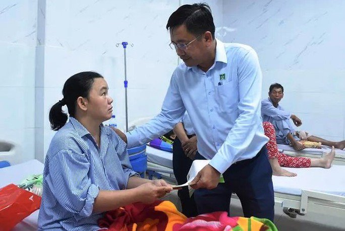 Đại diện Công ty CP Môi trường đô thị Quảng Ngãi thăm hỏi sức khỏe 2 nữ công nhân