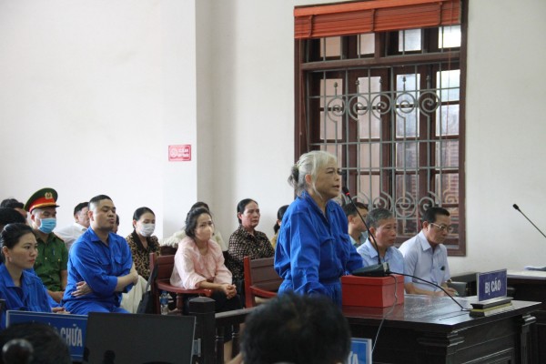 Bị cáo Châu Thị Mỹ Linh (đứng) tại phiên tòa ngày 10/10.
