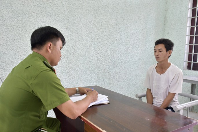 Công an huyện Tân Phước lấy lời khai Đỗ Văn Nghiêm