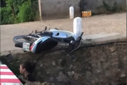 Xe máy - Xe đạp - Clip: Xe máy vào cua "cực gắt", hai cô gái rơi xuống mương nước