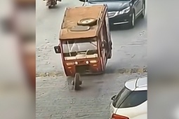 Ô tô - Clip: Pha rơi bánh khiến xe sau một phen "hú vía"