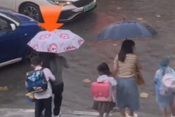 Giáo dục - du học - Cảnh đón con đi học về của 2 bà mẹ trái ngược nhau gây “bão mạng”