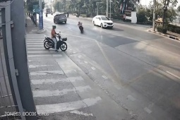 Phi thường - kỳ quặc - Video: Xe máy không người lái phi qua đường, "hạ gục" người đàn ông