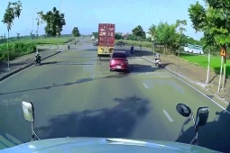 Ô tô - Clip: Hãi hùng ô tô vượt container kiểu "tự sát" ở đoạn cua hẹp