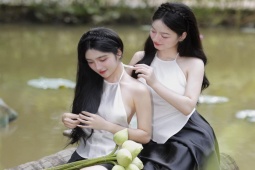 Thời trang - "2 cô thôn nữ" hút ánh nhìn khi mặc váy đụp, áo yếm mỏng manh đẹp nõn nà đi hái sen