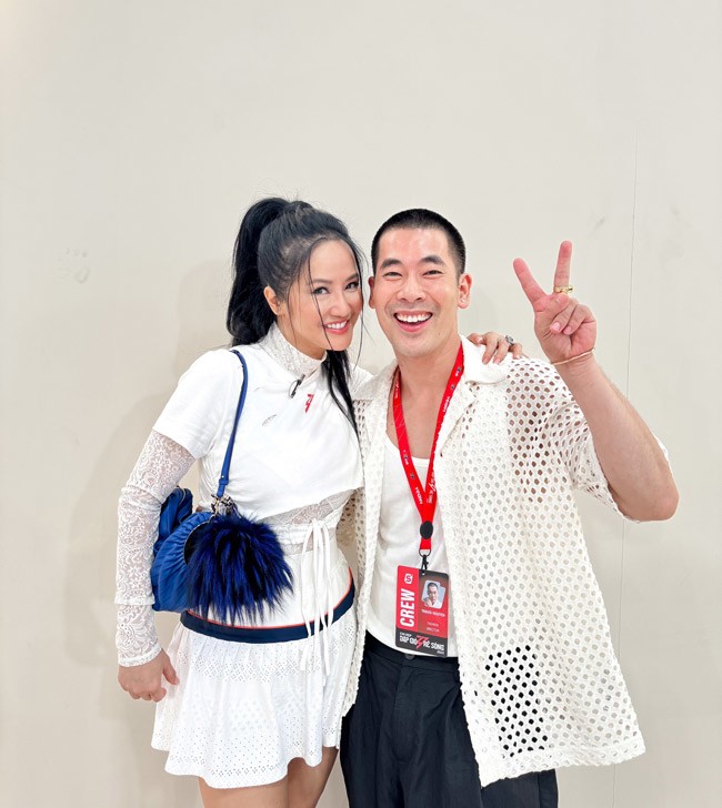 “Làm việc với nhiều ngôi sao lớn, tôi sẽ biết thêm nhiều khía cạnh mới trong công việc, nhắc nhở bản thân phải luôn làm việc nghiêm túc, tỉ mỉ trong từng chi tiết. Trước những khó khăn, tôi có được nhiều kinh nghiệm, hoàn thiện hơn mỗi ngày", stylist 8x nói.