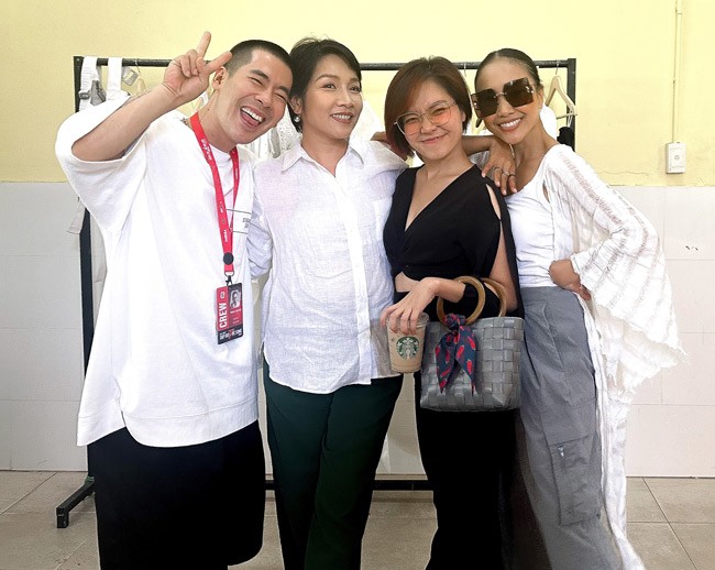  “Tôi tin rằng ở vai trò giám đốc thời trang, ai cũng muốn tạo nên những màn kết hợp ấn tượng, độc đáo. Song điều tôi đặc biệt ưu tiên trang phục phải thực sự phù hợp với người mặc. Tôi có gắng đồng hành xuyên suốt cùng các ‘chị đẹp’ mang đến cho họ những trải nghiệm thú vị”, anh nói. 