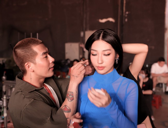 Travis Nguyễn nói gặp không ít áp lực khi chuẩn bị một lượng trang phục lớn trong thời gian ngắn.