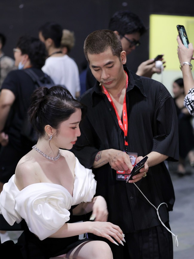 Theo giám đốc thời trang show “Đạp gió”, anh cố gắng lồng ghép văn hóa Việt trong từng bộ váy áo để làm nổi bật yếu tố truyền thống dân tộc. Anh hy vọng chương trình không chỉ nhận được sự quan tâm của khán giả Việt mà cả bạn bè quốc tế, để ngành giải trí trong nước có sức lan tỏa mạnh mẽ.