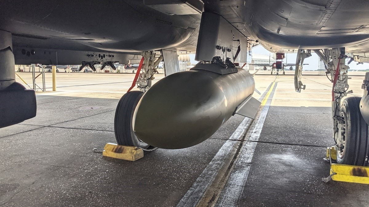 Một quả bom chống hầm. Ảnh: US Air Force