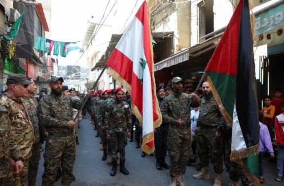 Thành viên của Mặt trận Nhân dân Giải phóng Palestine diễu hành tại một trại tị nạn ở Lebanon hồi tháng 4. Ảnh: Reuters